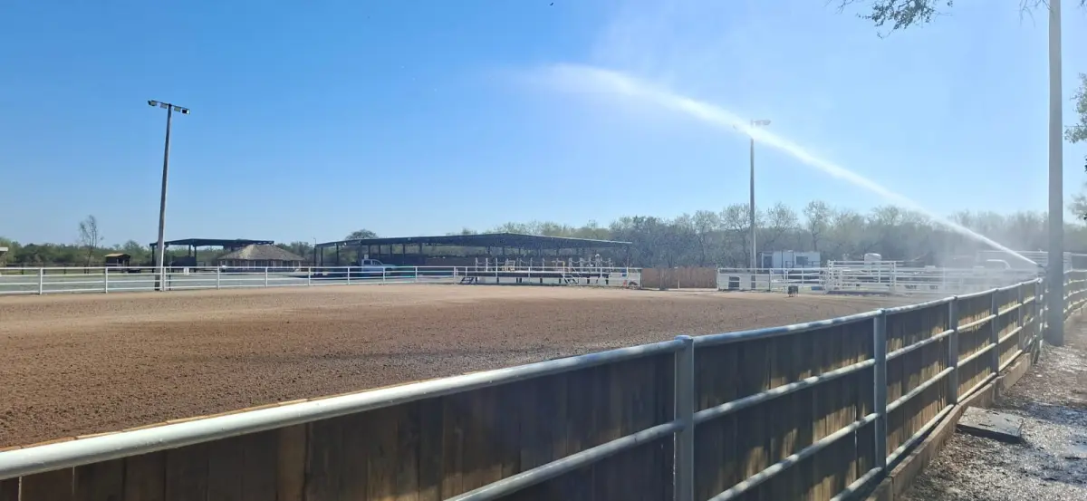 Sistema de aspersión de gran caudal en arena ecuestre